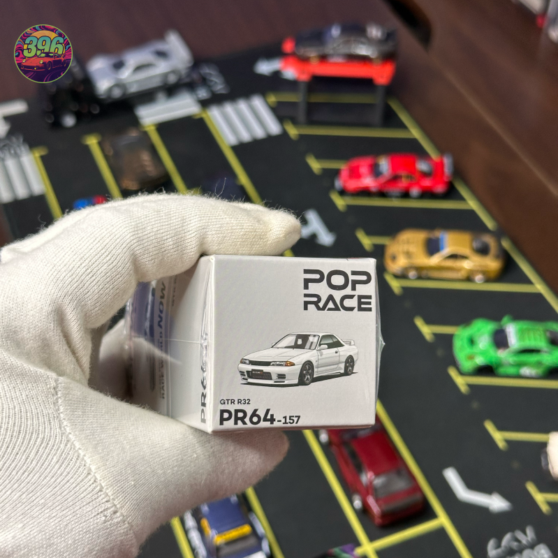 Pop Race Nissan Skyline GT-R R32 1:64 Diecast - Crystal White JDM Legend with Opening Hood