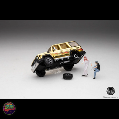 GDO - Gold Landcruiser with Arab Figurines for Diorama [Event Exclusive] - 1:64 Diecast Model