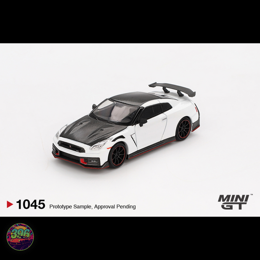 [BOX] Nissan GT-R Nismo R35 in Brilliant White Pearl - 1:64 Diecast Model