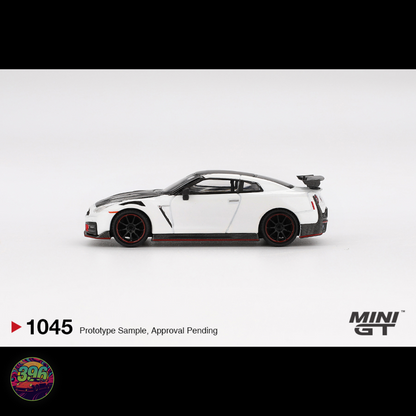 [BOX] Nissan GT-R Nismo R35 in Brilliant White Pearl - 1:64 Diecast Model