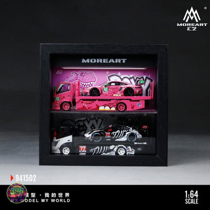 [PREORDER] MoreArt - Integrated Frame Dinosaur Painted Scene Display Diorama (REXY Green/ROXY Pink) – 1:64 MoreArt Diecast Model Accessory