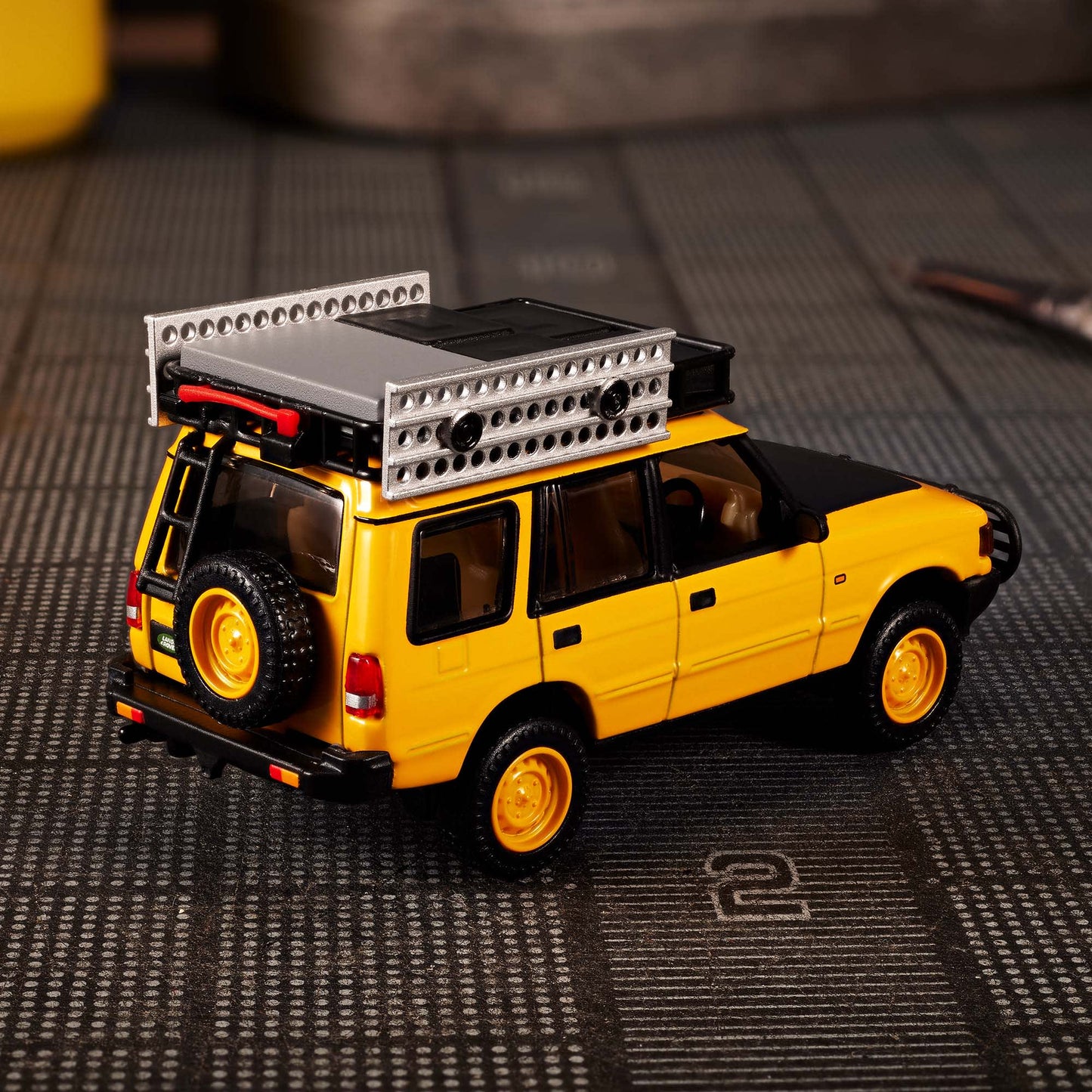 [Pre Order] Hot Wheels Elite 64 Mod Shop - '94 Land Rover Discovery